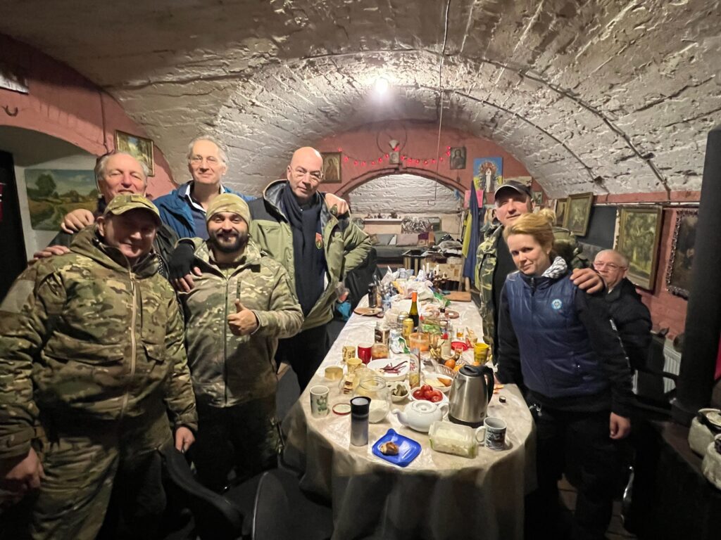 Jaap Scholten, tweede van links achter, Met Tommy Wieringa naast hem, bieden hulp in Izyum, februari 2024